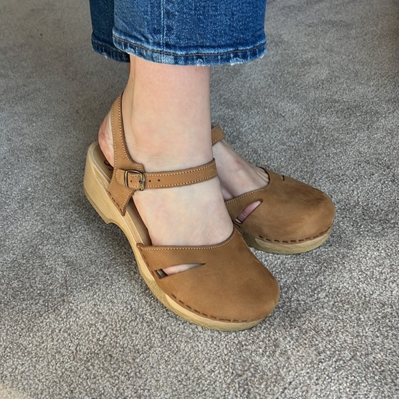 Sven Shoes - SVEN CLOGS Wood sole. Size 43 or Women’s 12 Honey Nubuck Leather.